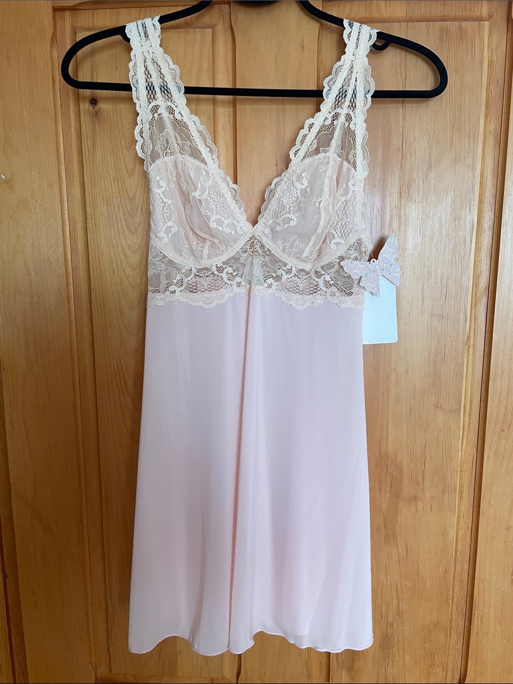M.    NWT. Delicate Lace-Trim Wisper Pink Chemise Nightdress